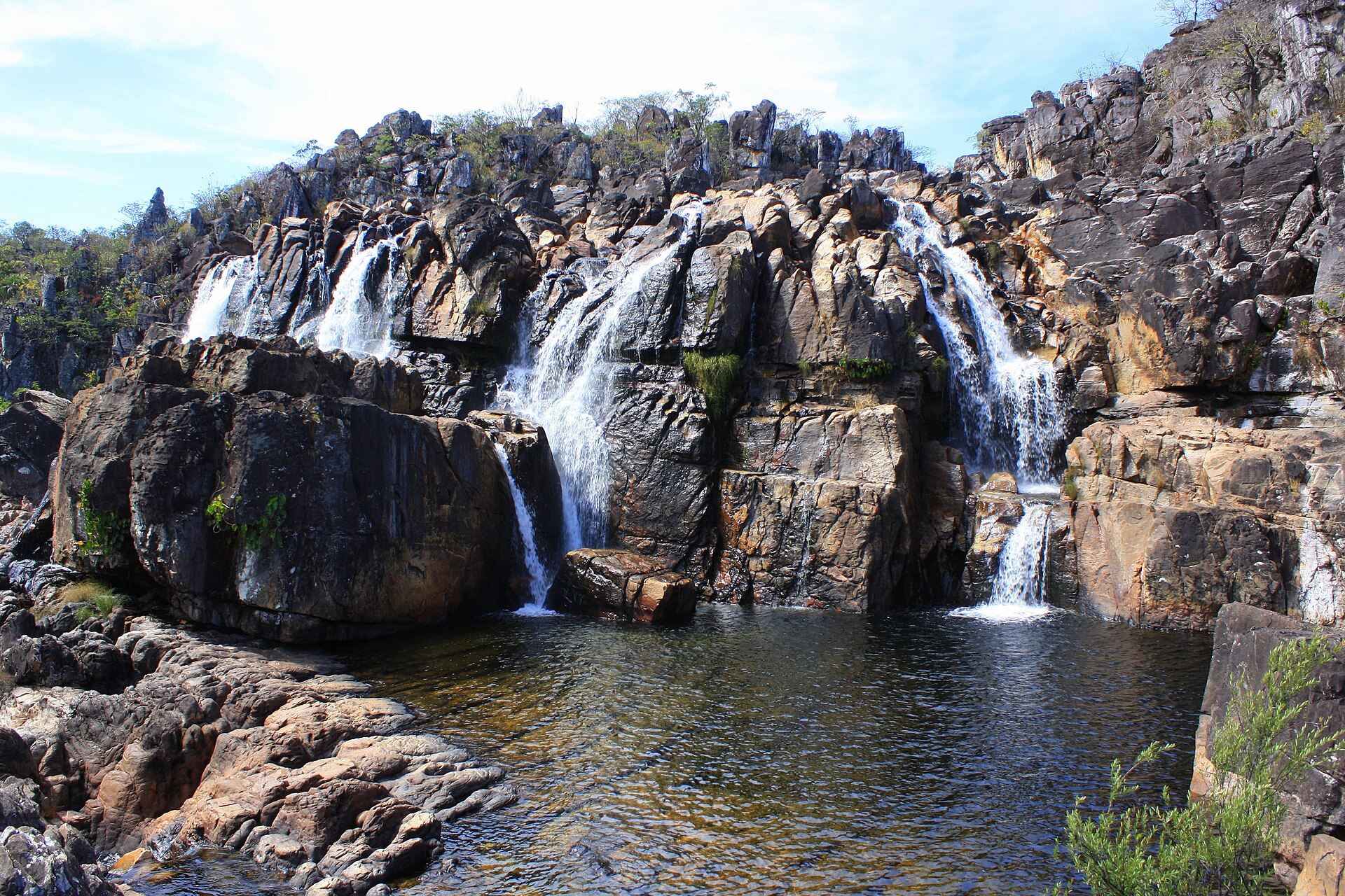 Quedas da Cachoeira das Cariocas espalhadas entre rochas e poço
