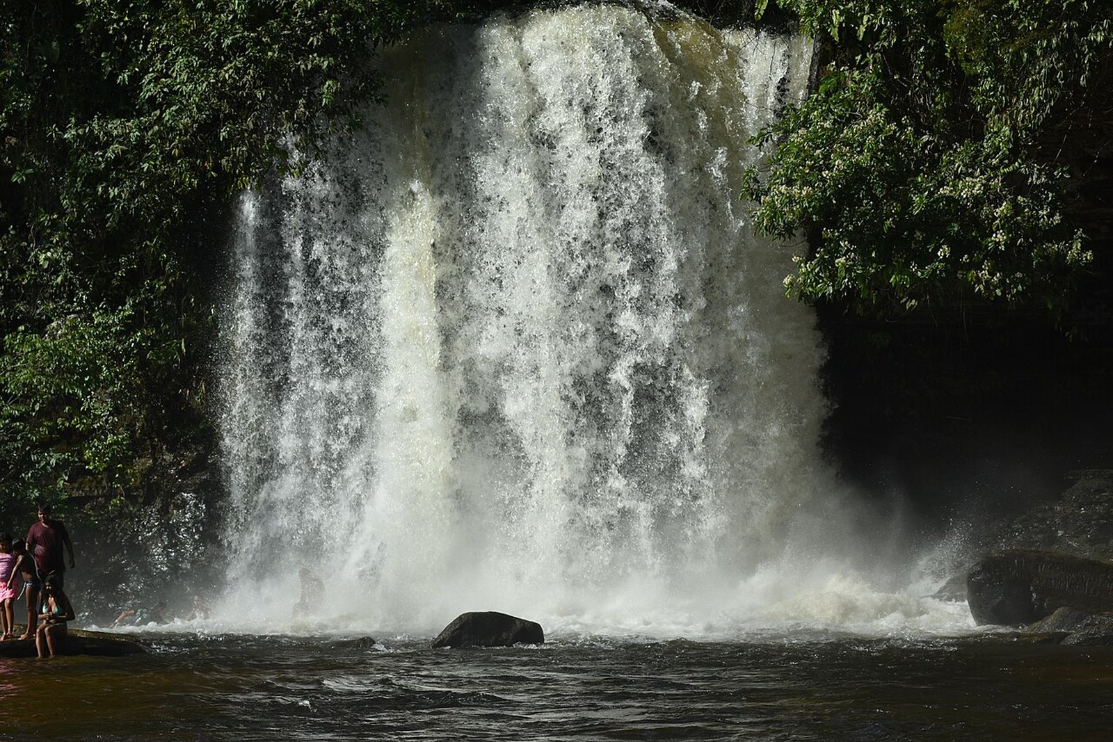 Cachoeira entre a vegetação da Chapada das Mesas — Parque Nacional da Chapada das Mesas