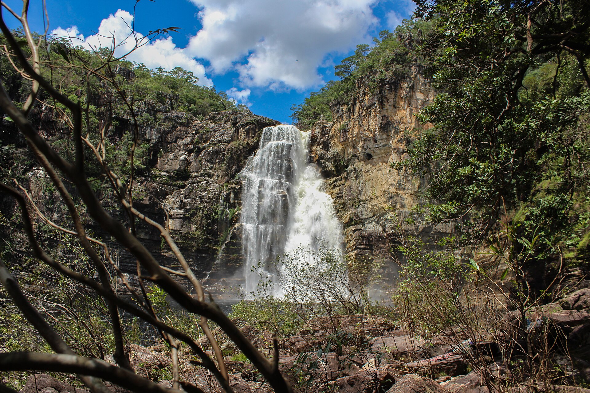 Cachoeira do Garimpão vista entre árvores e paredões de pedra