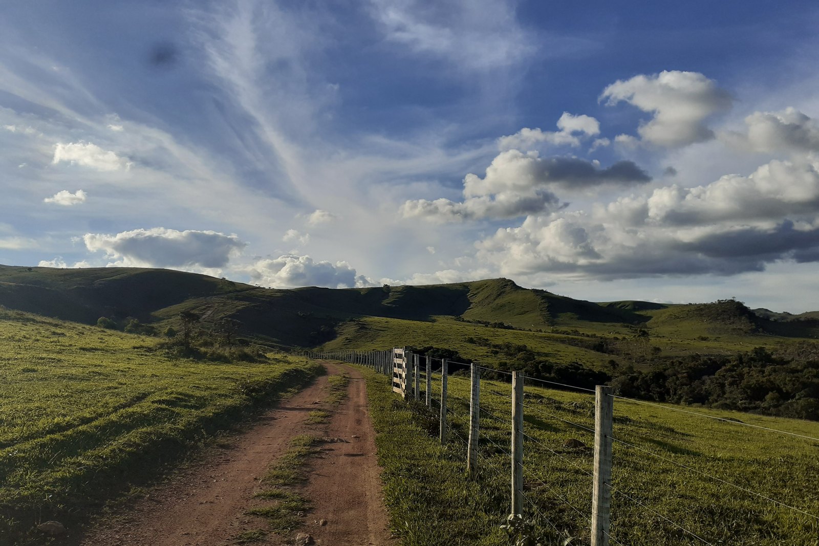 Estrada entre os campos — Parque Nacional da Serra da Canastra