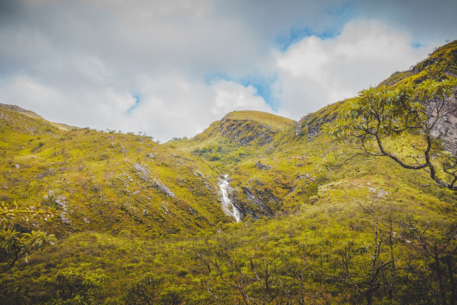 Cachoeira entre as montanhas — Parque Nacional da Serra do Cipó